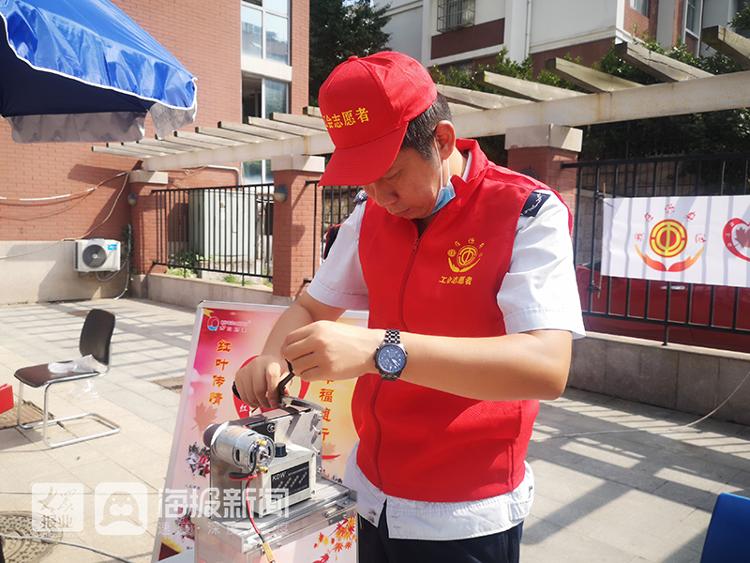 理发磨刀换纱窗，青岛巴士“红叶红”志愿者进社区，贴心服务暖人心